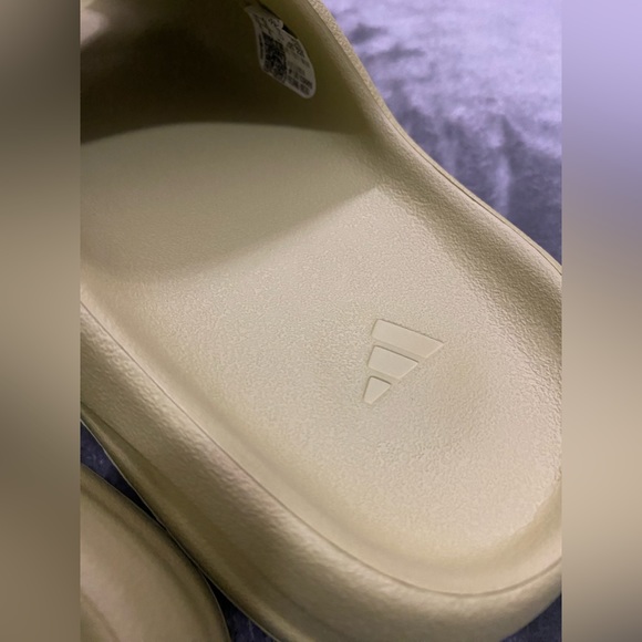 YEEZY SLIDE (COLOR RESIN) - Picture 3 of 7